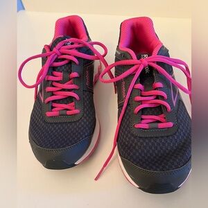 REEBOK WOMEN’s GREY w/PINK TENNIS SHOES.